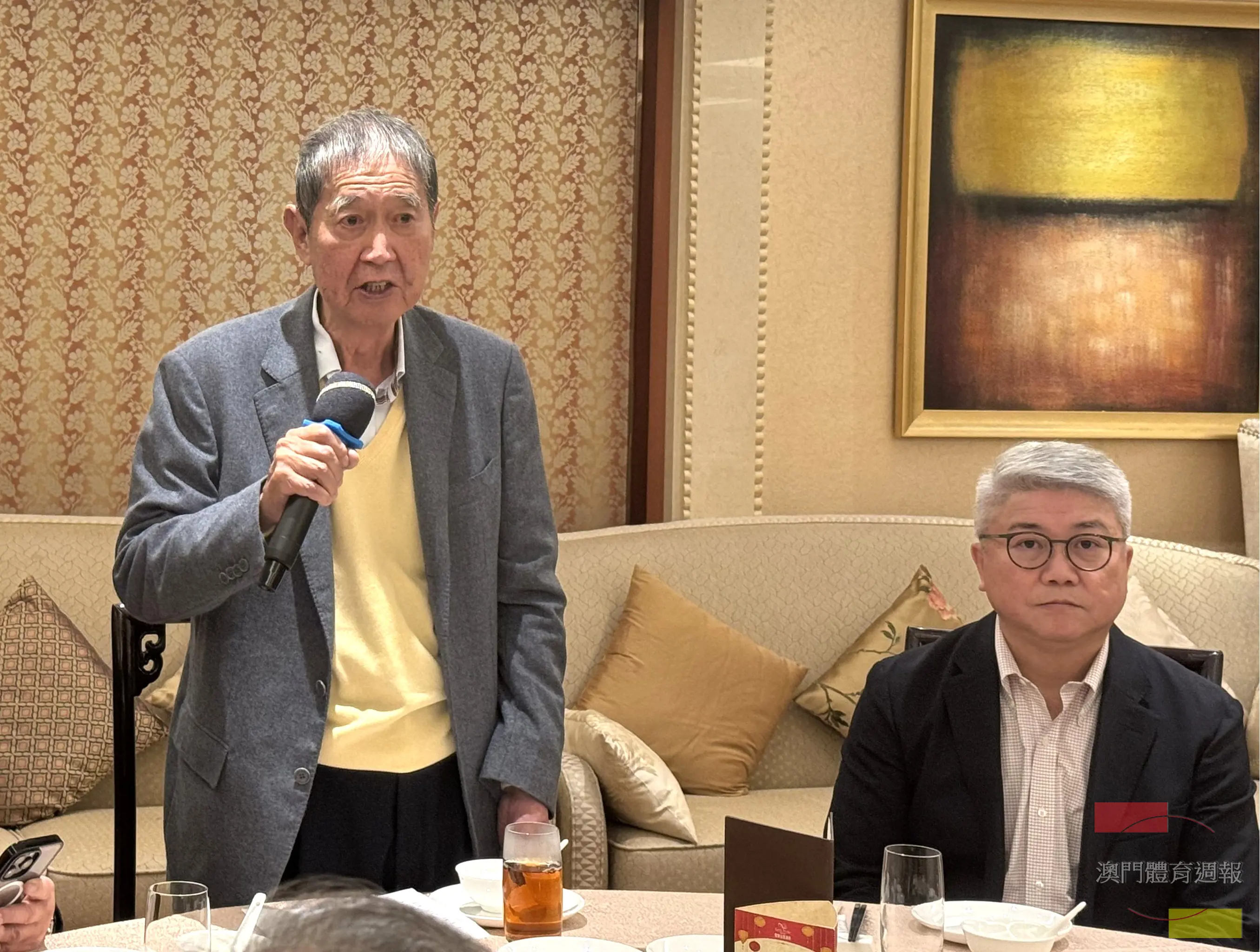 馬有恆（左) 會後晚宴上向各出席代表祝願馬年身體健康、萬事順意。.jpg